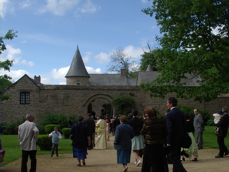 Les invit&eacute;s entrent dans le Manoir