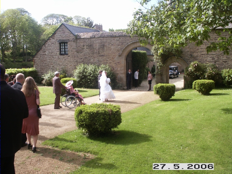 Les invit&eacute;s suivent les mari&eacute;s vers le Manoir