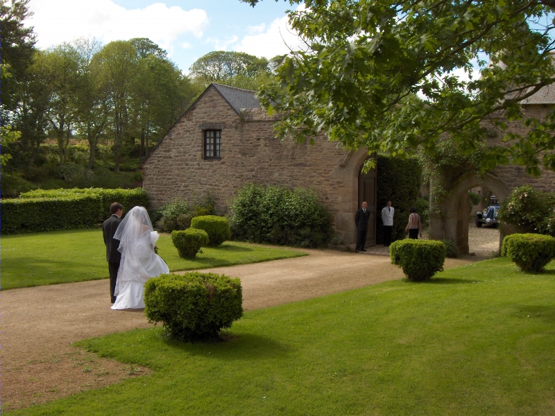 Les mari&eacute;s se dirigent vers le Manoir pour ouvrir le cocktail