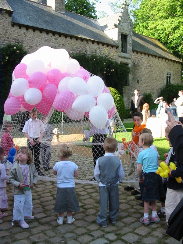 Les enfants pr&eacute;parent le l&acirc;cher de ballons