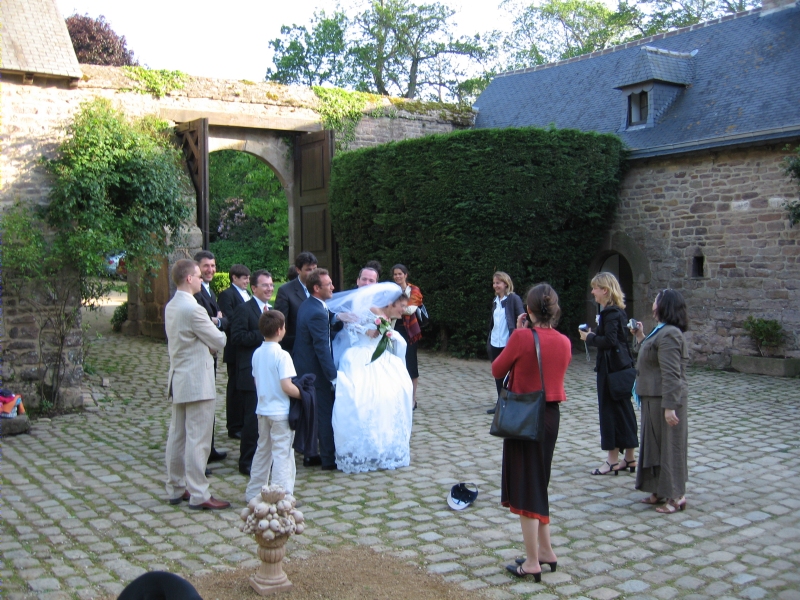 Karine port&eacute;e par les invit&eacute;s