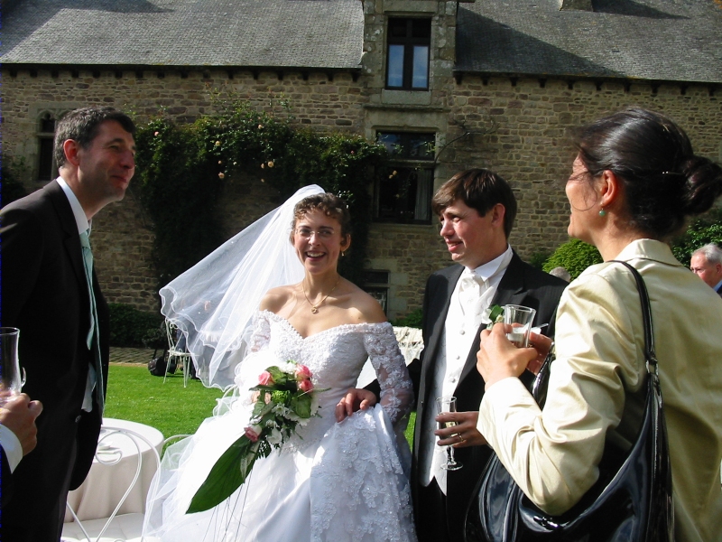Les mari&eacute;s et leurs invit&eacute;s
