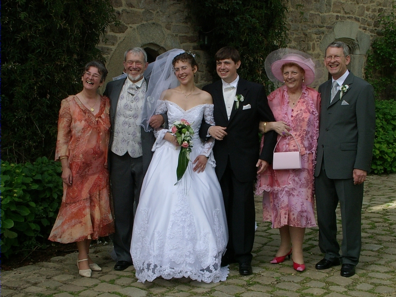 Les mari&eacute;s et leurs parents