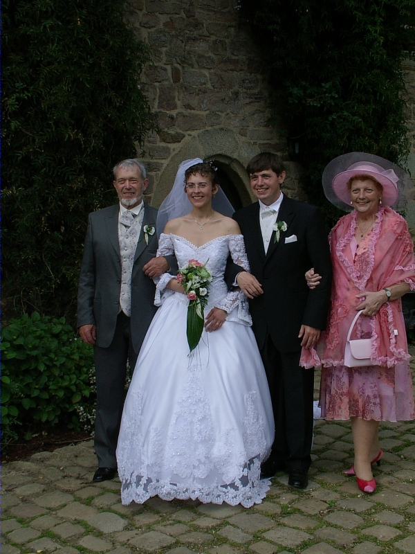 Les mari&eacute;s avec les parents d'&Eacute;ric