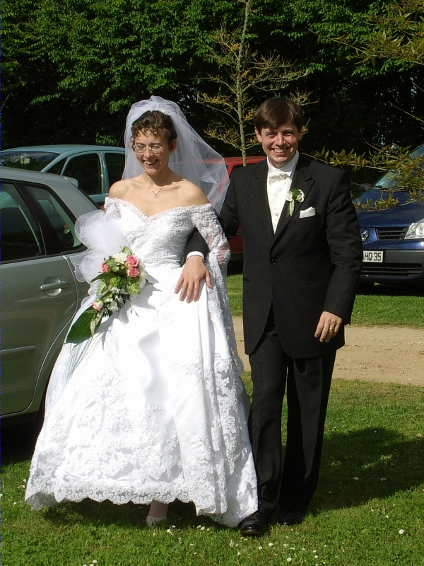 Les mari&eacute;s arrivent pour la photo de groupe