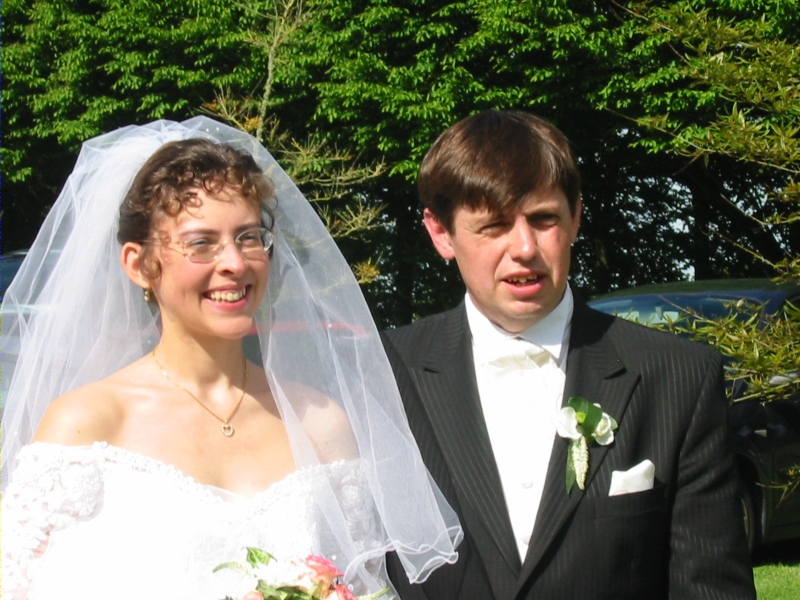 Les mari&eacute;s arrivent pour la photo de groupe