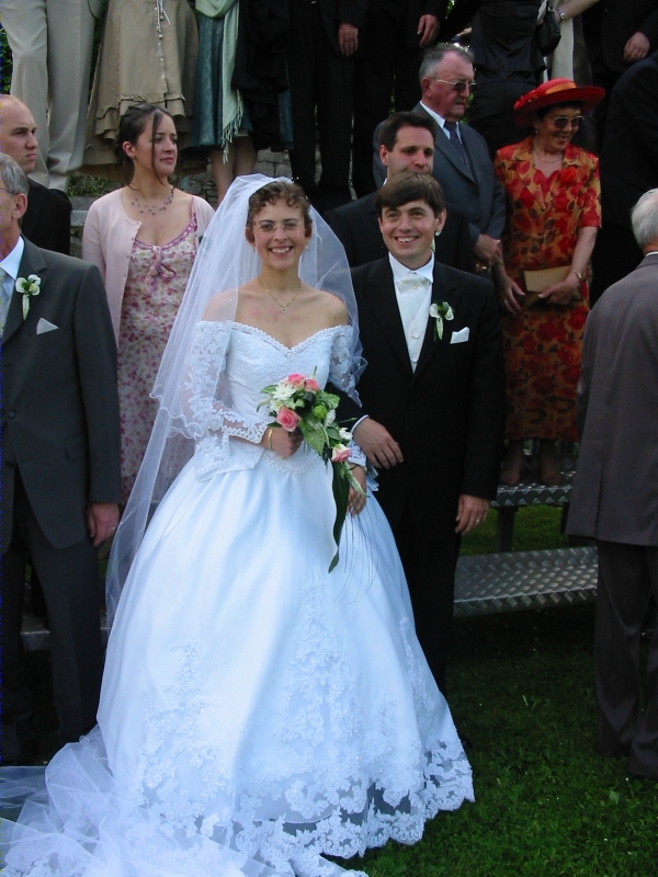 Les mari&eacute;s au moment de la photo de groupe