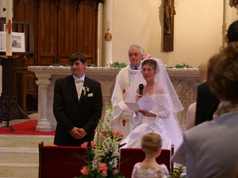 Karine accueille les invit&eacute;s &agrave; l'&eacute;glise