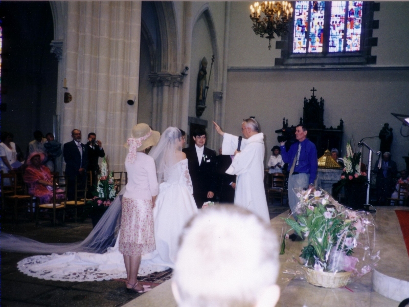 Le pr&eacute;tre b&eacute;nit les jeunes mari&eacute;s