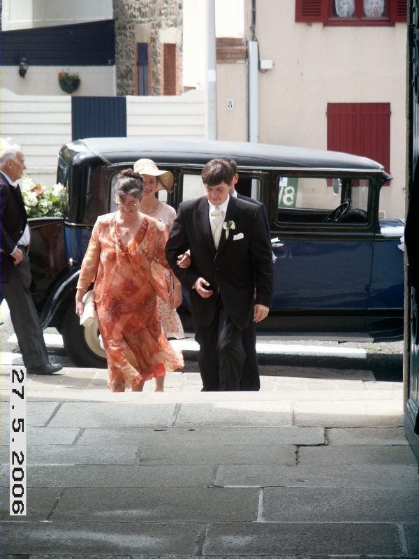 &Eacute;ric et la maman de Karine entrent dans l'&eacute;glise