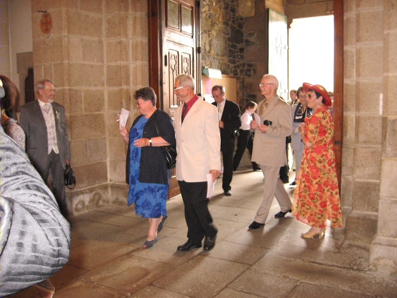 Les invit&eacute;s entrent dans l'&eacute;glise