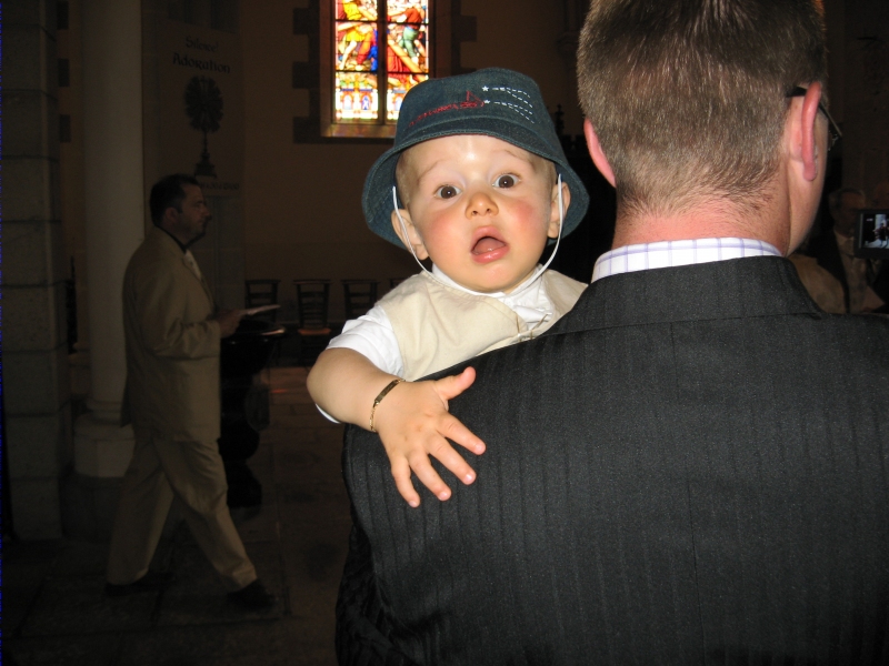 Les invit&eacute;s entrent dans l'&eacute;glise