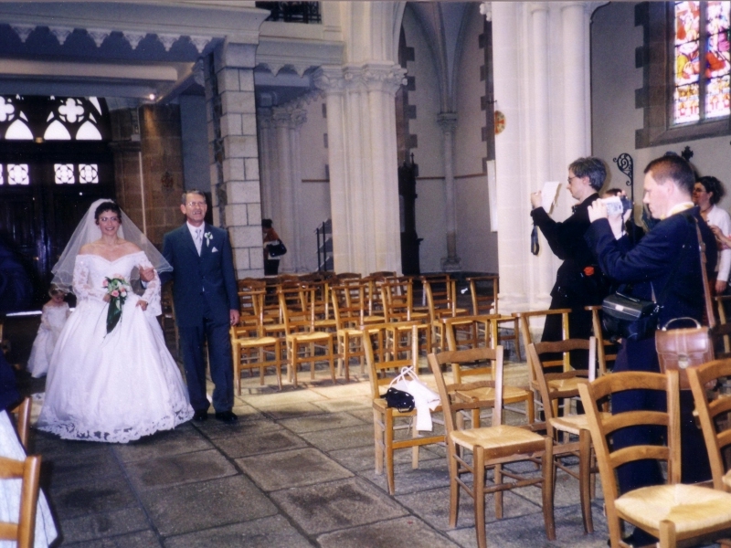 Karine et son papa entrent dans l'&eacute;glise