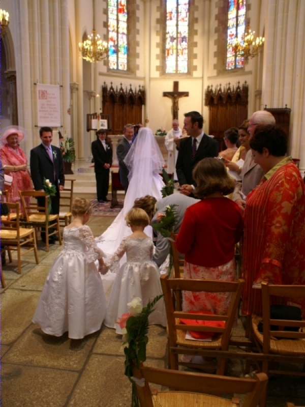Karine et son papa entrent dans l'&eacute;glise