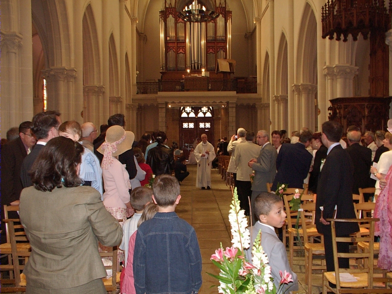 Entr&eacute;e du pr&ecirc;tre