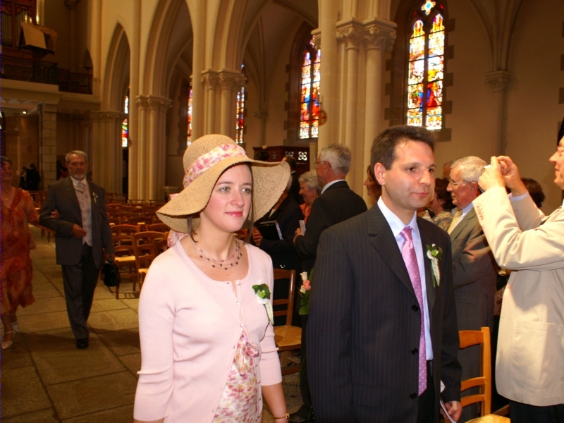 Les t&eacute;moins entrent dans l'&eacute;glise