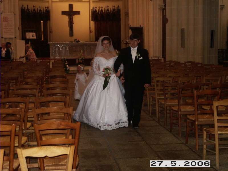 Les mari&eacute;s sortent de l'&eacute;glise