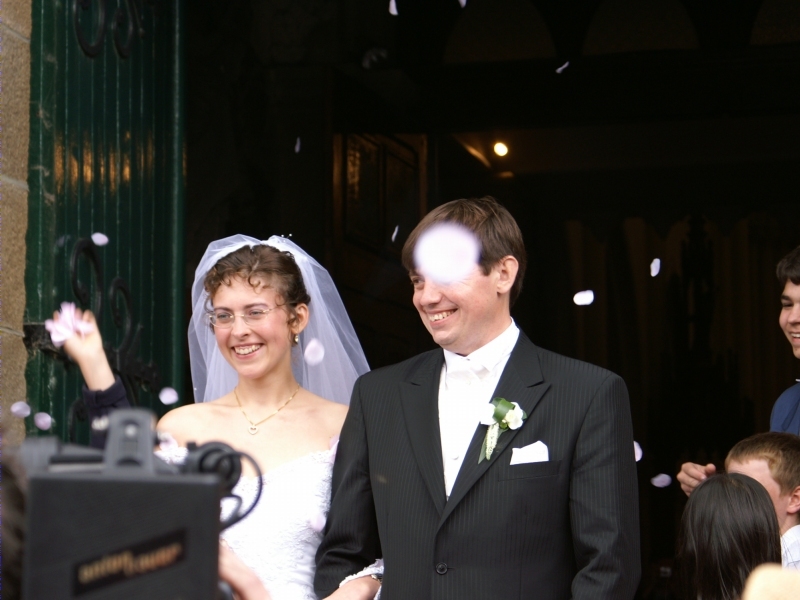 Les mari&eacute;s &agrave; la sortie de l'&eacute;glise