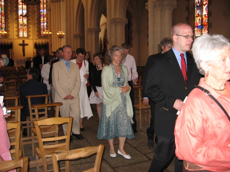 Les invit&eacute;s sortent de l'&eacute;glise