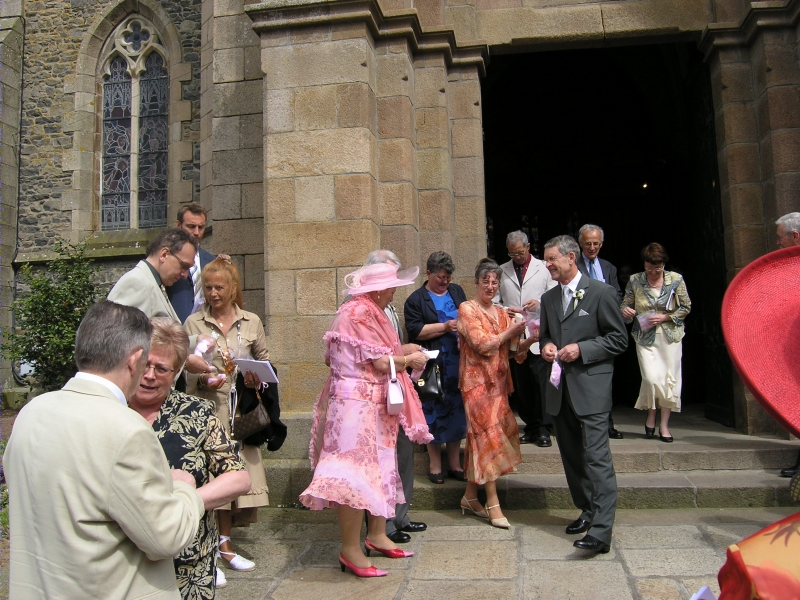 Les parents sortent de l'&eacute;glise