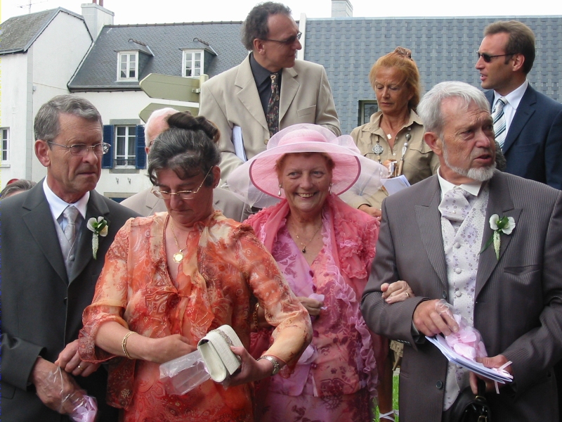 Les parents &agrave; la sortie de l'&eacute;glise