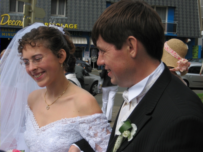 Les mari&eacute;s se dirigent vers la voiture