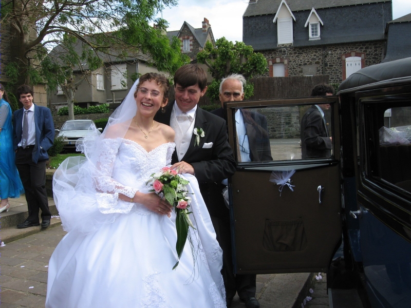Les mari&eacute;s pr&ecirc;ts &agrave; monter dans la voiture