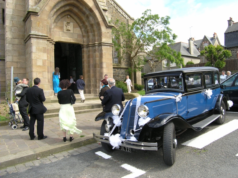 Voiture devant l'&eacute;glise