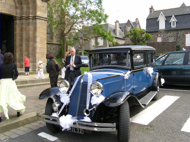 Voiture et chauffeur devant l'&eacute;glise