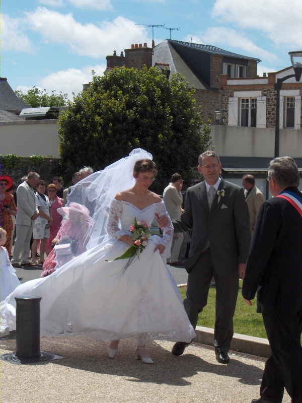 Karine et son papa avancent vers le maire