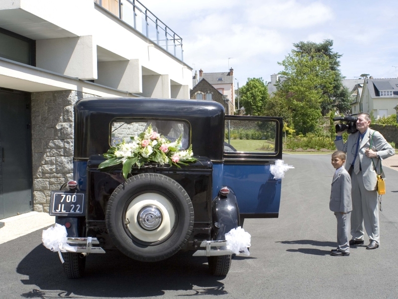 Karine et son papa arrivent &agrave; la mairie