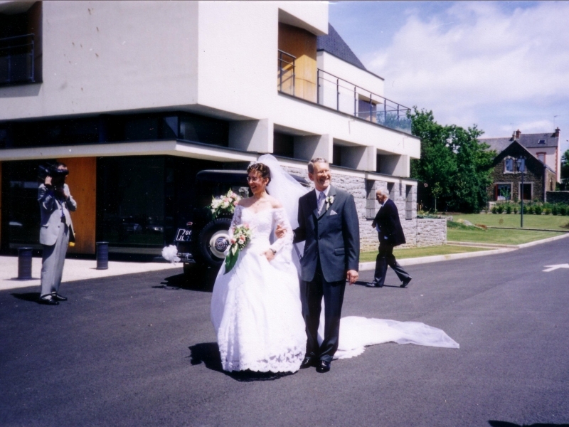 Karine et son papa devant la mairie