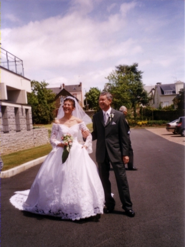 Karine et son papa devant la mairie