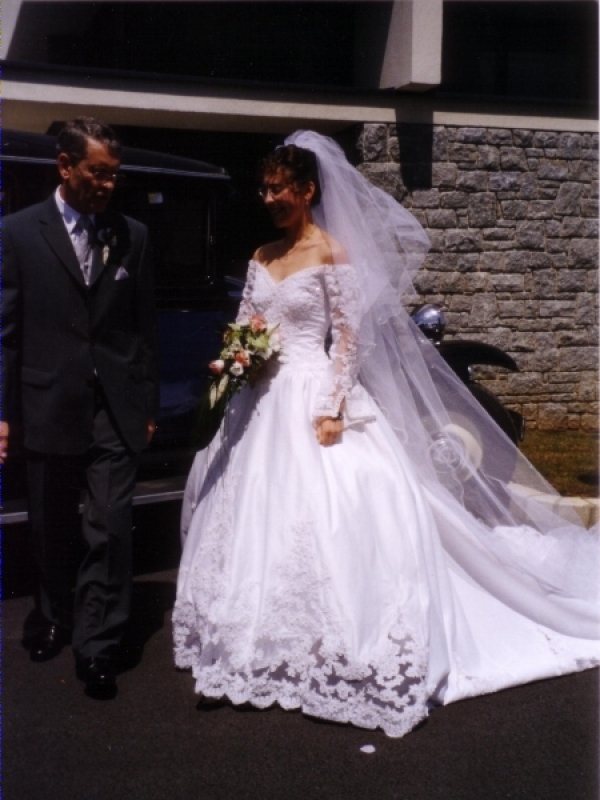Karine et son papa devant la mairie