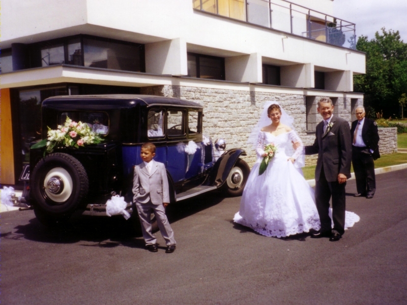 Karine et son papa devant la mairie
