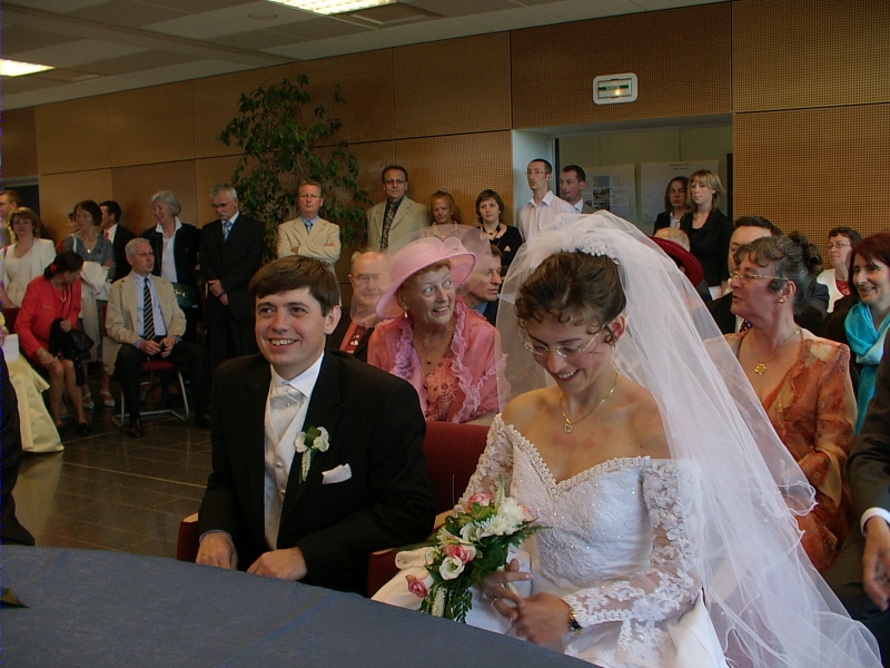 Les mari&eacute;s &agrave; la mairie