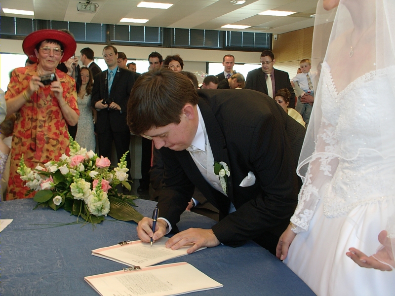 &Eacute;ric signs official wedding papers