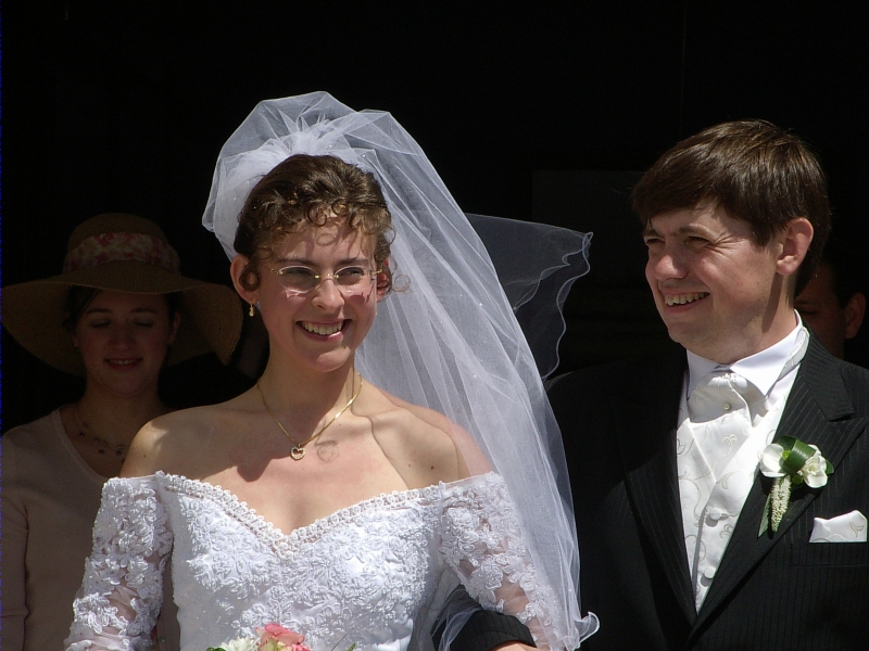 Les mari&eacute;s sortent de la mairie