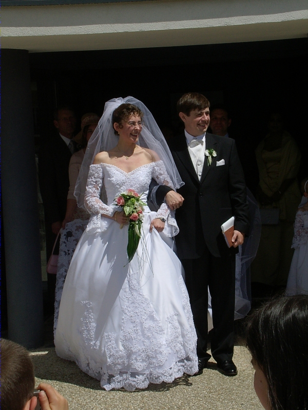 Les mari&eacute;s sortent de la mairie