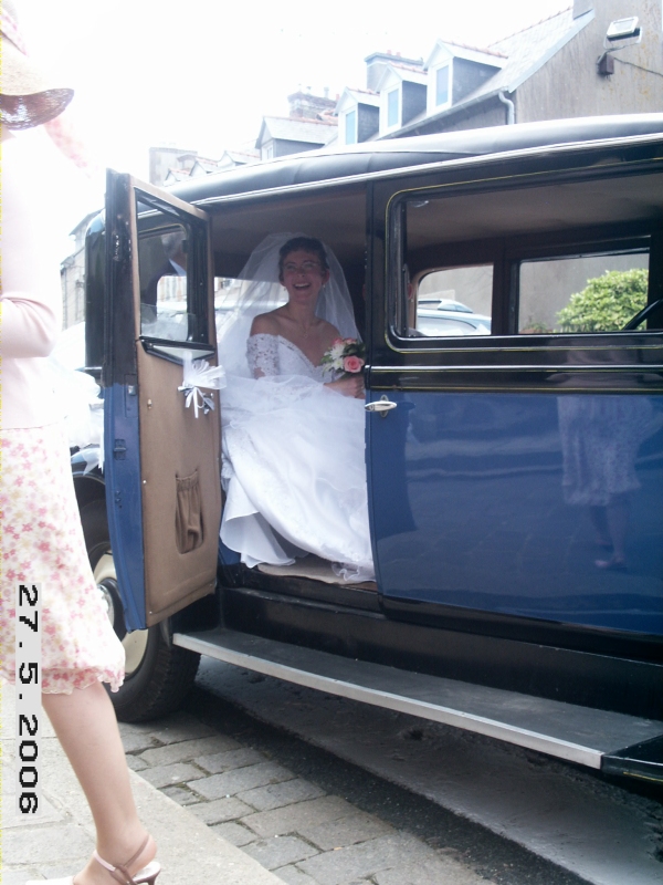 Karine et son papa dans la voiture devant l'&eacute;glise