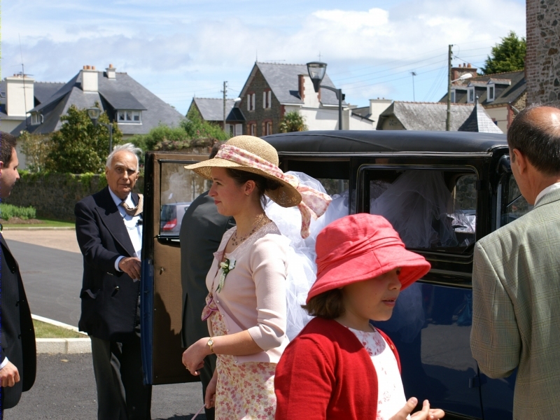 Karine entre dans la voiture