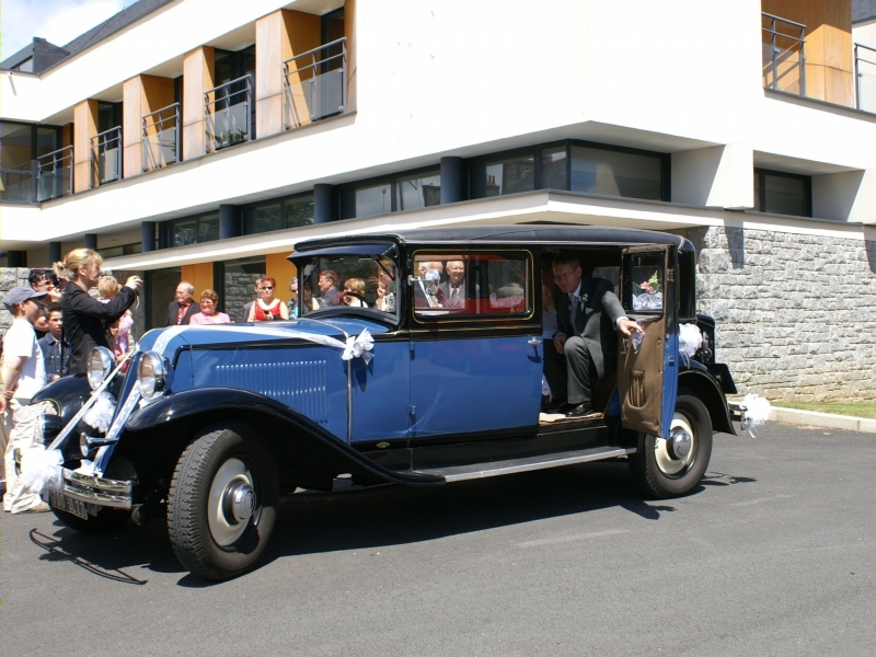 Le papa de Karine entre dans la voiture