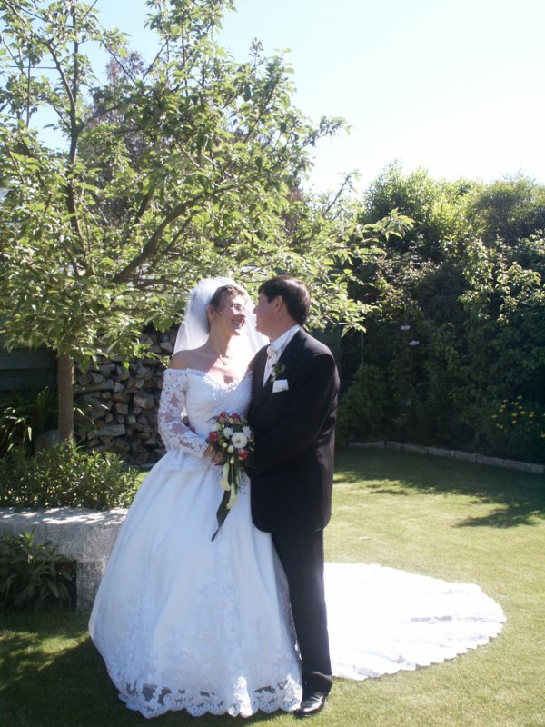 Karine et &Eacute;ric dans le jardin des parents de Karine