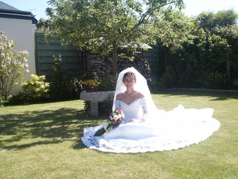 Karine et &Eacute;ric dans le jardin des parents de Karine