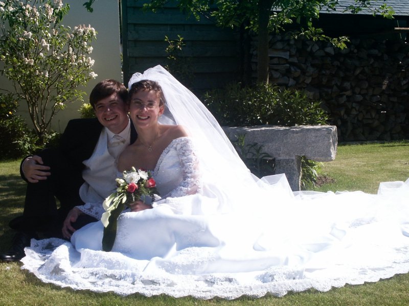 Karine et &Eacute;ric dans le jardin des parents de Karine