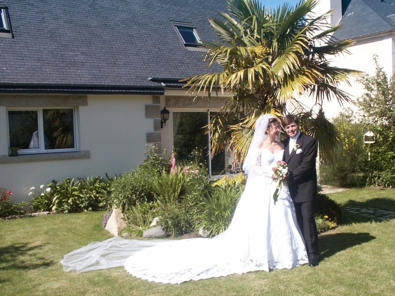 Karine et &Eacute;ric dans le jardin des parents de Karine