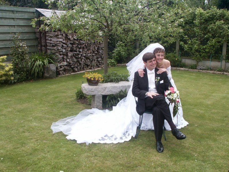 Karine et &Eacute;ric dans le jardin des parents de Karine