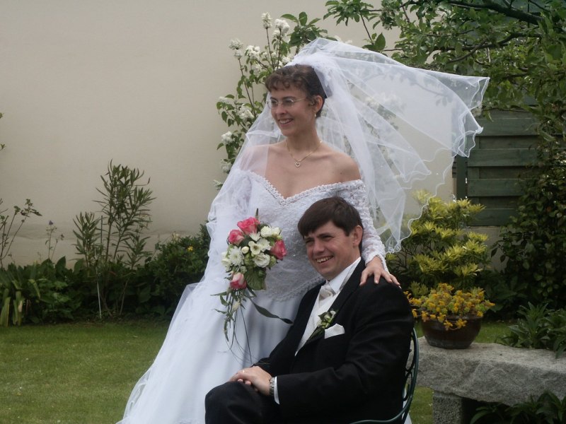 Karine et &Eacute;ric dans le jardin des parents de Karine