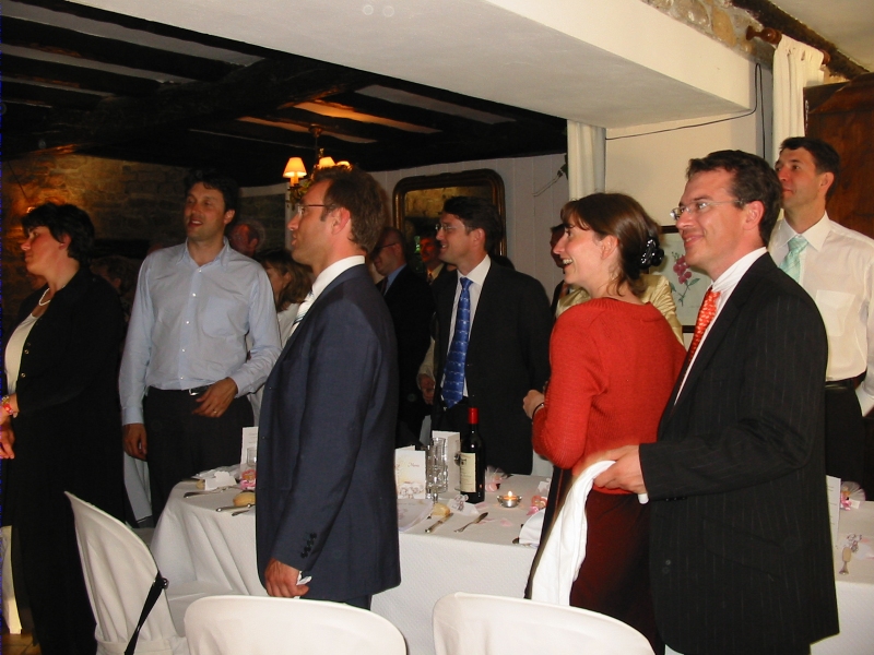 Les invit&eacute;s &eacute;coutent le discours des mari&eacute;s