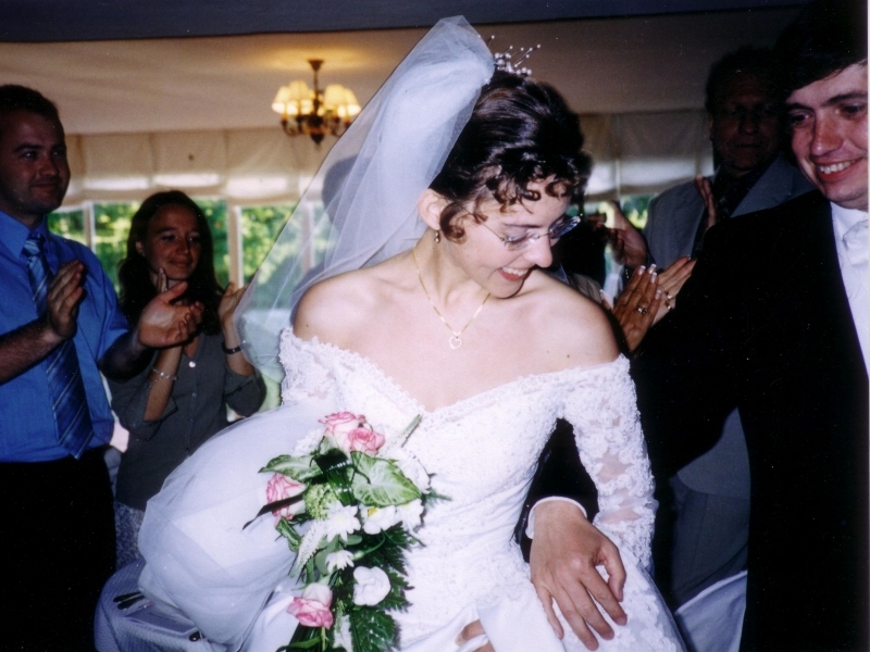 Les mari&eacute;s entrent dans la salle de banquet